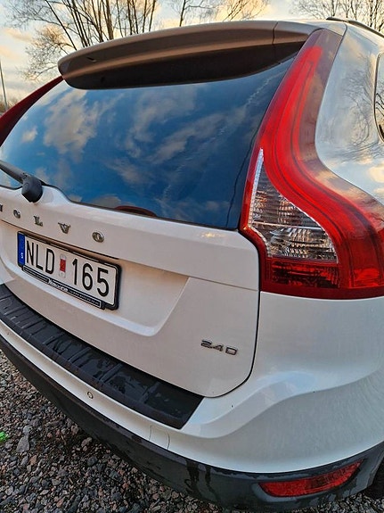 Volvo XC60 5 of 17
