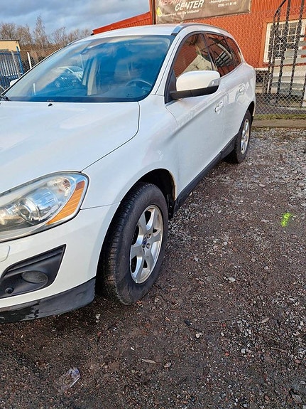 Volvo XC60 2 of 17