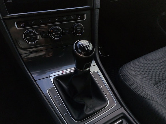 Volkswagen Golf VII 22 of 27
