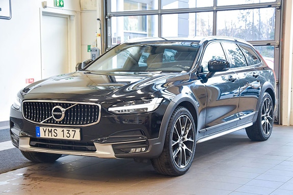 Volvo V90 Cross Country 3 of 5