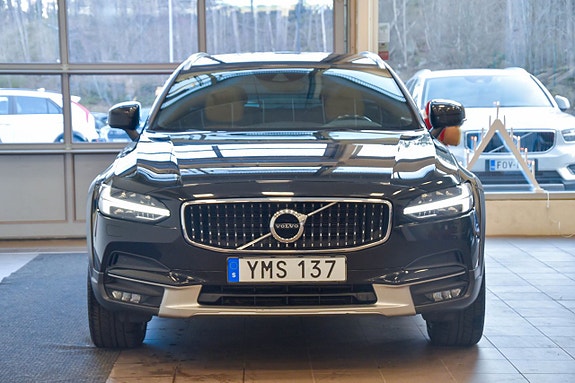 Volvo V90 Cross Country 2 of 5