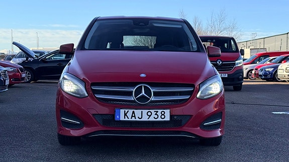 Mercedes-Benz B180 2 of 5