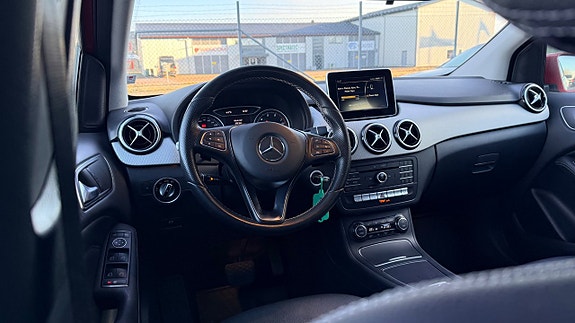 Mercedes-Benz B180 8 of 26