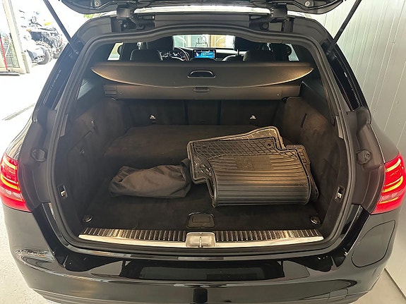 Mercedes-Benz C300 11 of 18