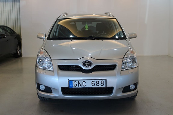 Toyota Corolla Verso 2 of 5