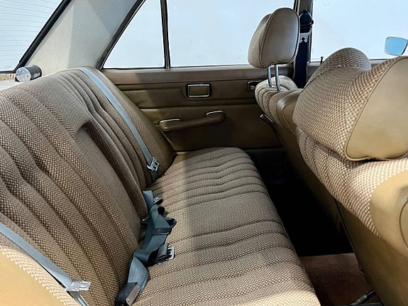 Mercedes-Benz 230 8 of 11