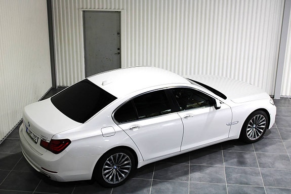 BMW 750i 5 of 5