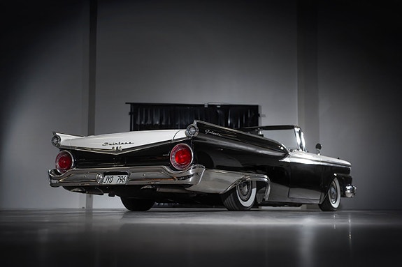 Ford Galaxie 2 of 5