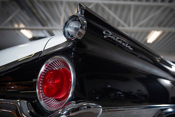 Ford Galaxie 4 of 5