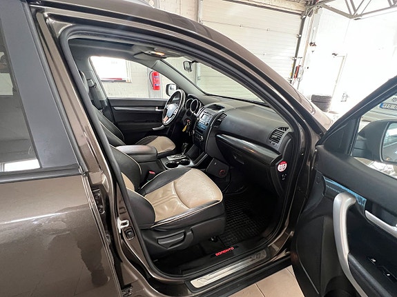 Kia Sorento 10 of 16