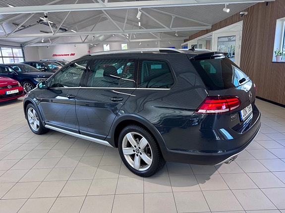 Volkswagen Golf Alltrack 2 of 5