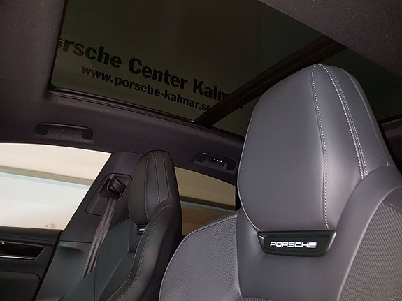Porsche Macan 4 8 of 12