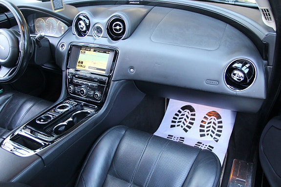 Jaguar XJ 24 of 30