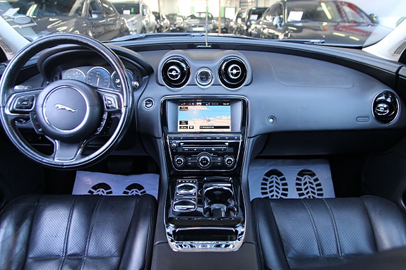 Jaguar XJ 18 of 30