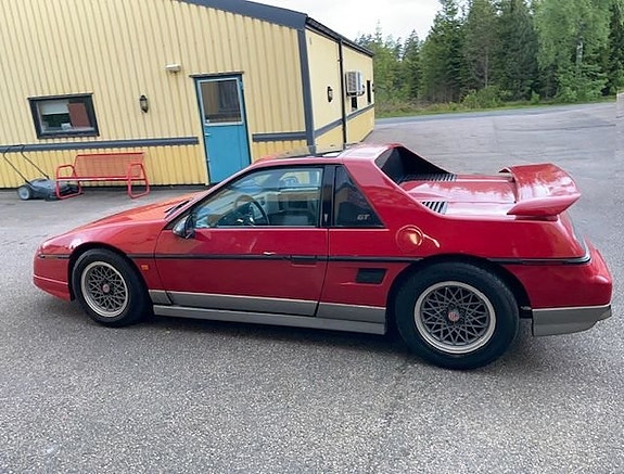 Pontiac Fiero 2 of 5