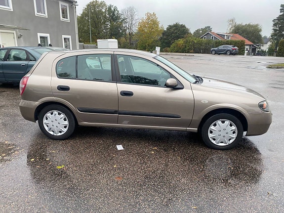 Nissan Almera 4 of 5