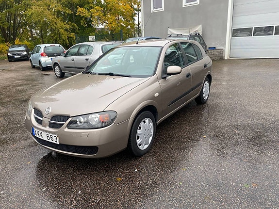 Nissan Almera 2 of 5