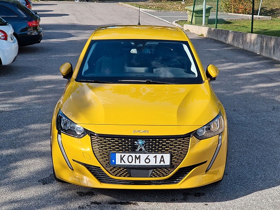 Peugeot e-208 2 of 5