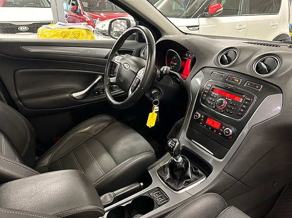 Ford Mondeo 19 of 28