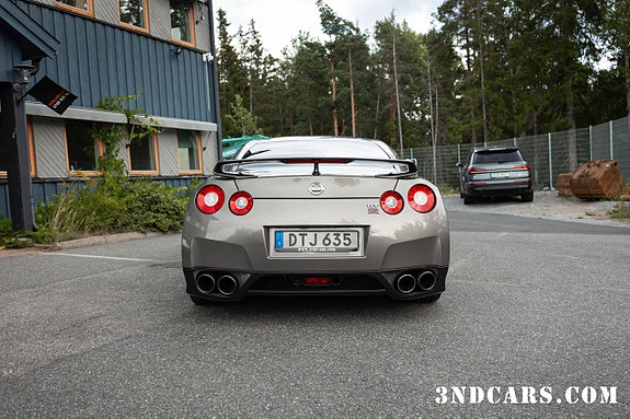 Nissan GT-R 4 of 5