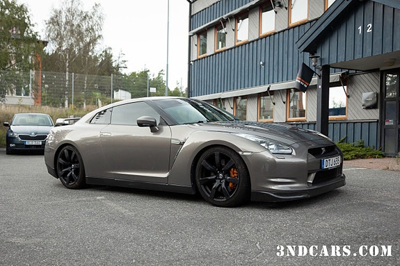 Nissan GT-R 2 of 5