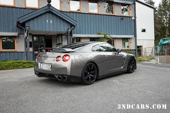 Nissan GT-R 3 of 5