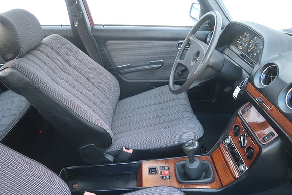 Mercedes-Benz 200 7 of 14