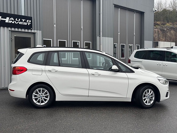 BMW 218 2 of 5