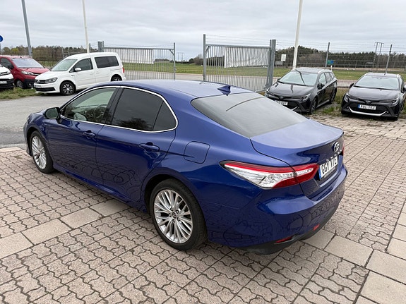 Toyota Camry 2 of 5