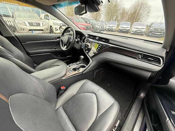 Toyota Camry 9 of 20