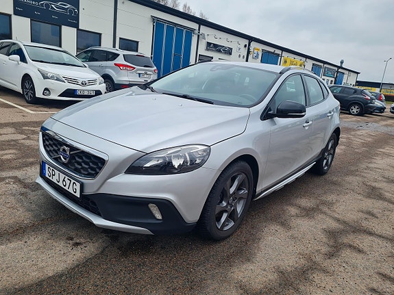 Volvo V40 Cross Country 2 of 12