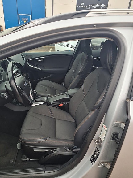 Volvo V40 Cross Country 8 of 12