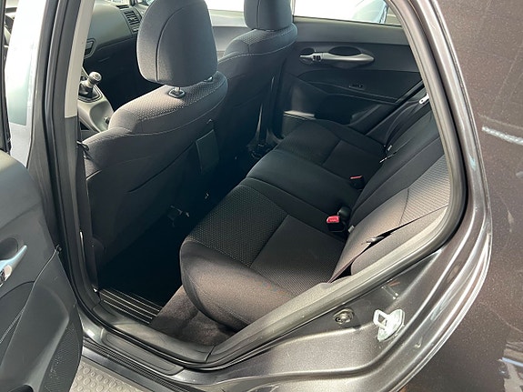 Toyota Auris 10 of 16