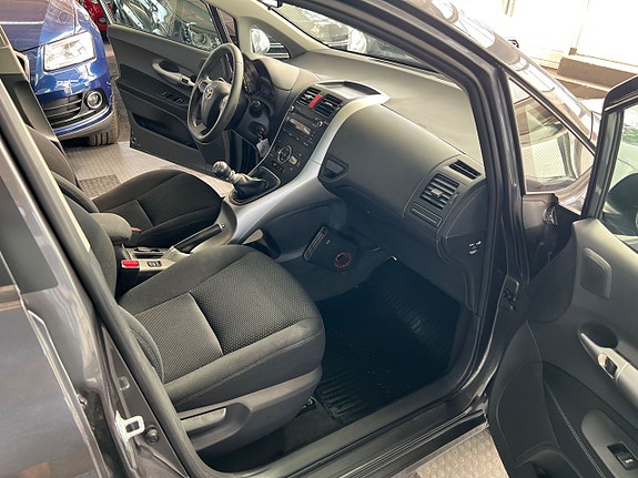 Toyota Auris 12 of 16