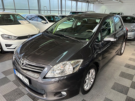Toyota Auris 2 of 5