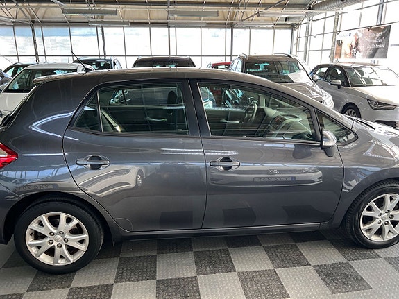Toyota Auris 7 of 16