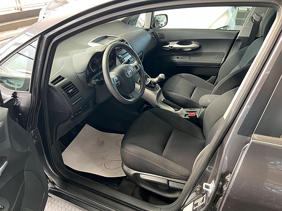 Toyota Auris 9 of 16