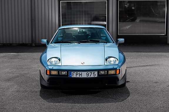 Porsche 928 8 of 24