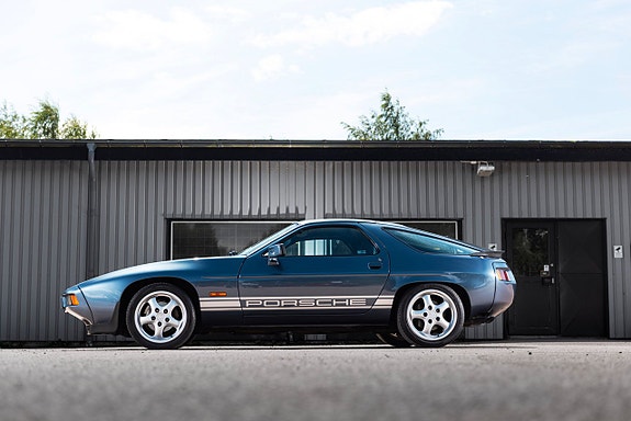 Porsche 928 3 of 5