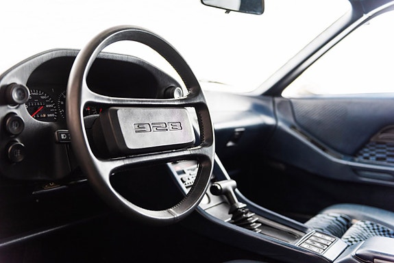 Porsche 928 11 of 24