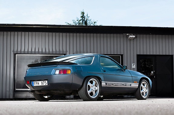 Porsche 928 2 of 5