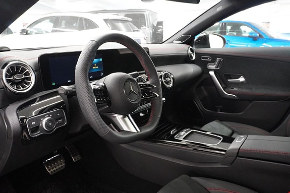 Mercedes-Benz GLA200 4 of 12