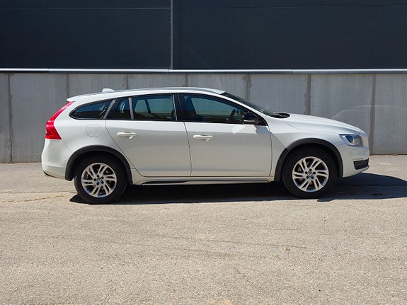 Volvo V60 Cross Country 2 of 5