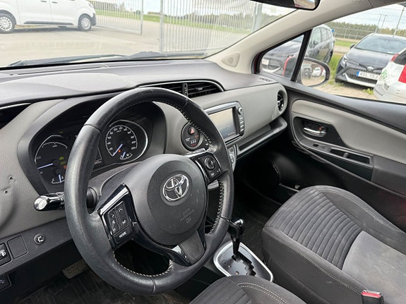 Toyota Yaris 13 of 18