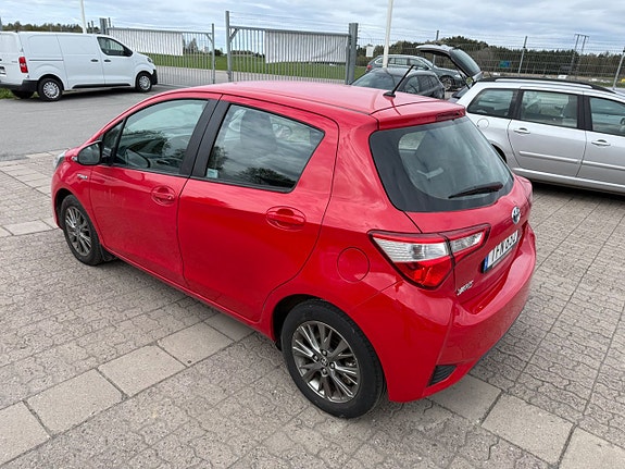 Toyota Yaris 2 of 5