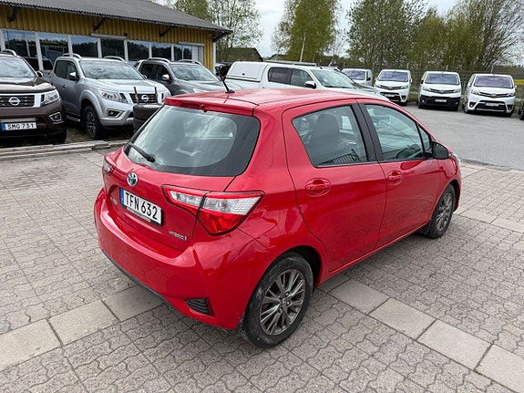 Toyota Yaris 3 of 5