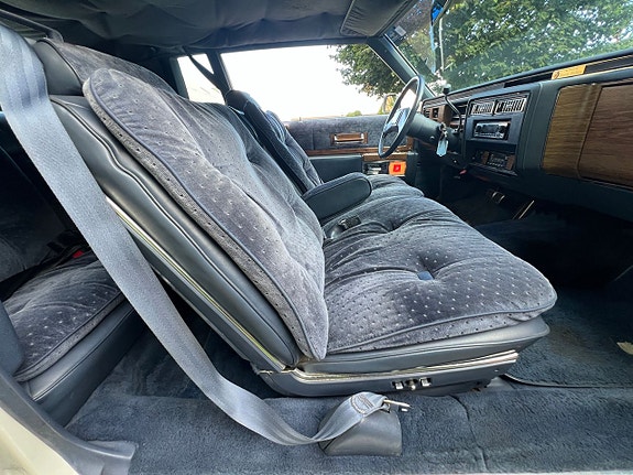 Cadillac Coupé DeVille 19 of 23