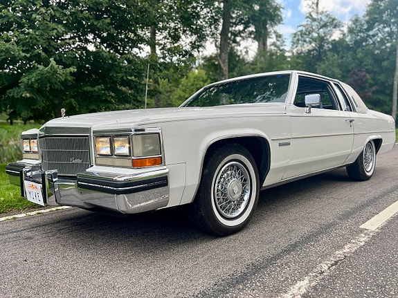 Cadillac Coupé DeVille 3 of 23
