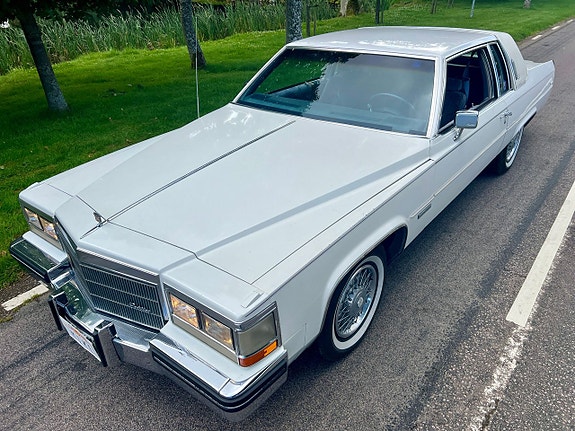 Cadillac Coupé DeVille 11 of 23