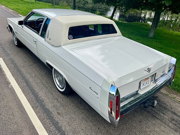 Cadillac Coupé DeVille 10 of 23
